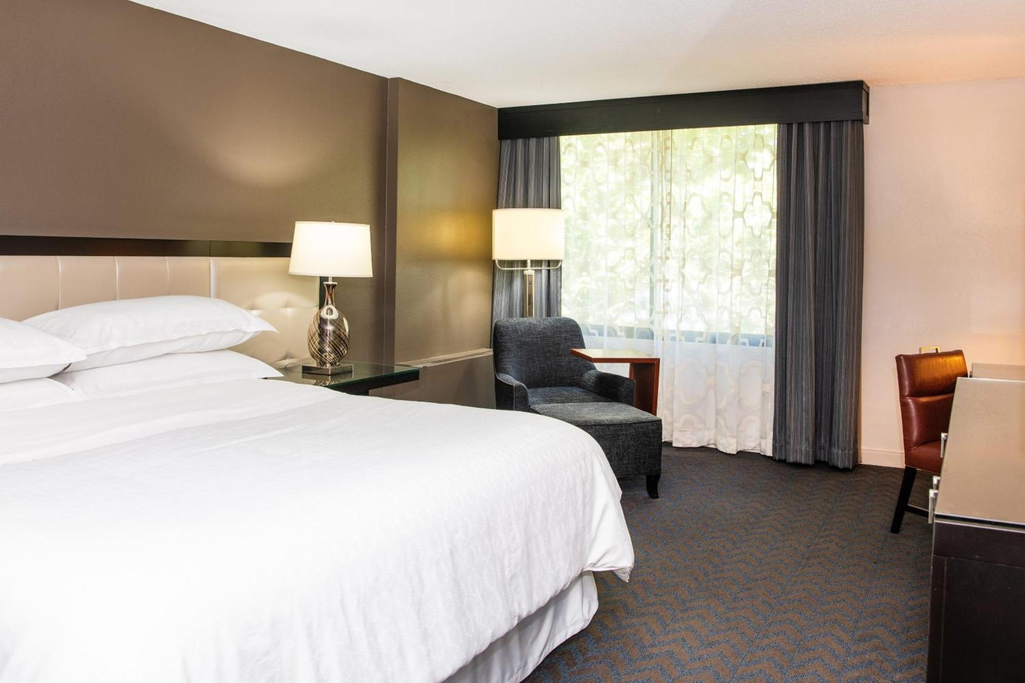 Sheraton Minneapolis West 4*