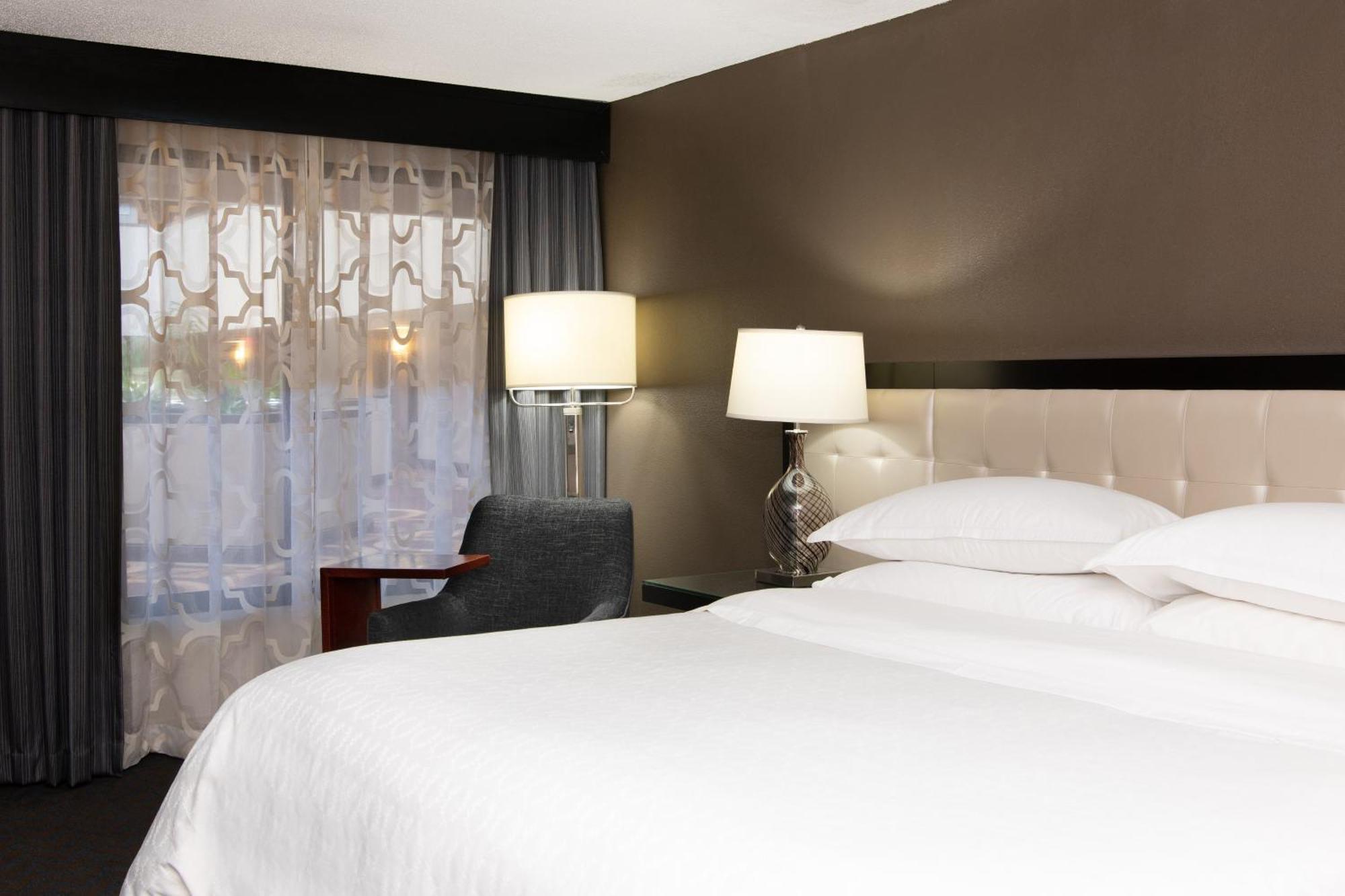 Sheraton Minneapolis West 4*