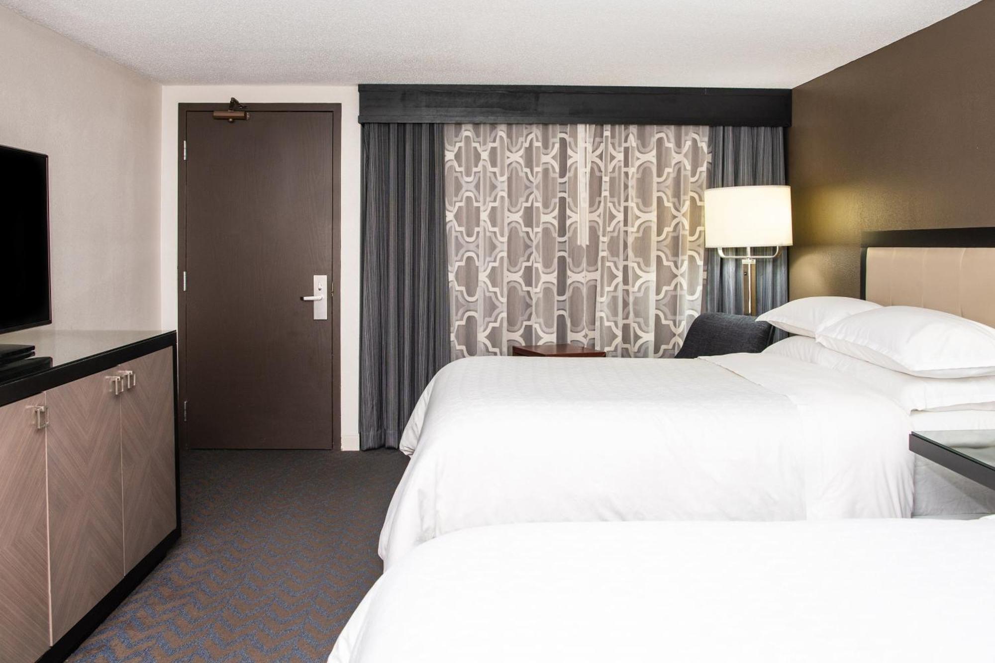 Sheraton Minneapolis West 4*